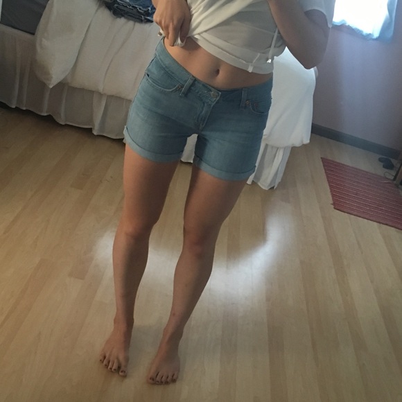 Levi's light wash roll-up shorts - Picture 3 of 4